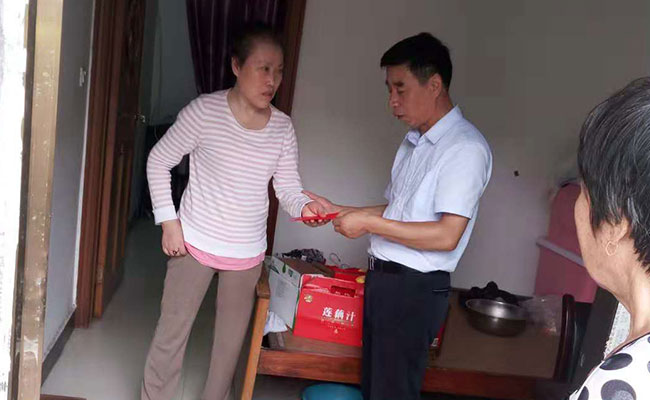 成人抖音下载公司慰问安宜社区少数民族困难户
